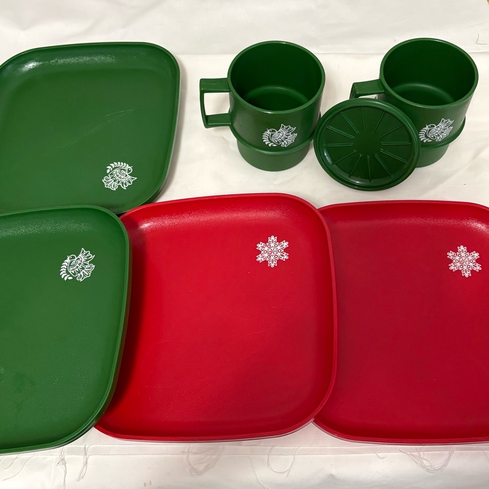 VTG Tupperware 7 Pieces, 2 Cups, 1 Coaster, 2 Plates Holiday Set Red & Green